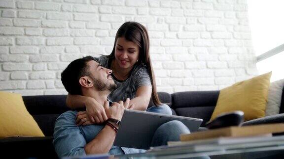 年轻夫妇用平板电脑微笑的肖像