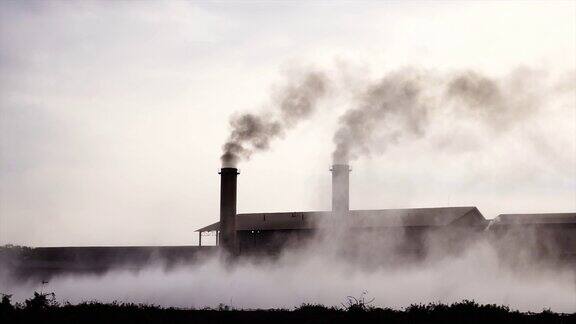 4K慢镜头的烟囱工厂在晚上的乡村时间工业和污染