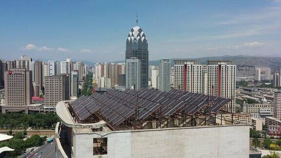 建筑屋顶的玻璃真空管太阳能热水器