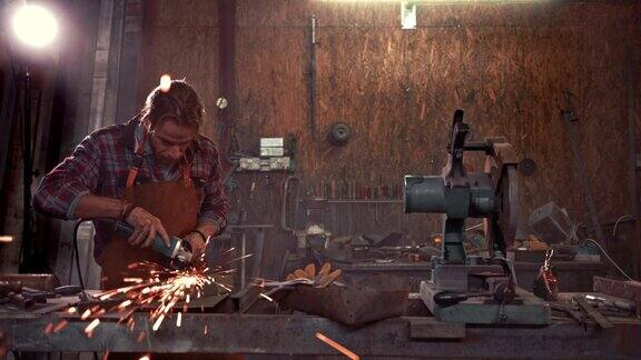 在工业车库的工作台上使用角磨床的铁匠