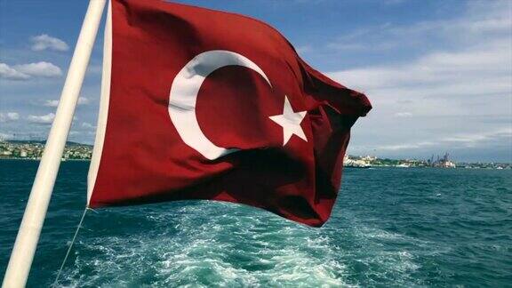 伊斯坦布尔船上的土耳其国旗