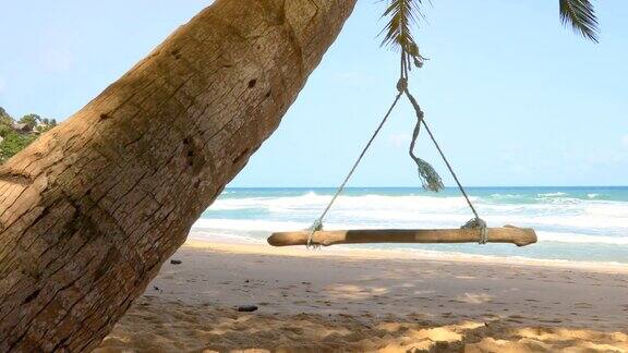 泰国普吉岛素林海滩美丽的海浪与天空和椰子树4K
