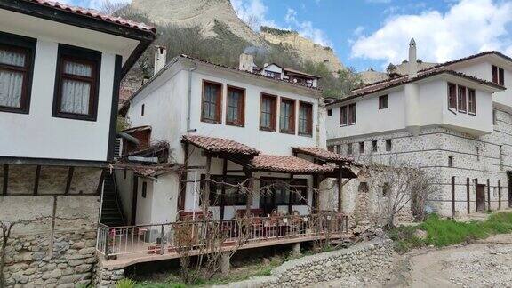 保加利亚历史小镇梅尔尼克的典型老房子和街道