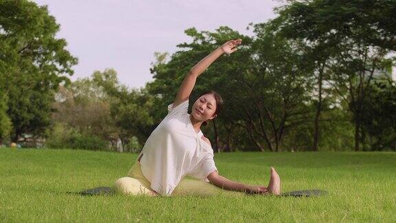 女子在公园里做瑜伽特写