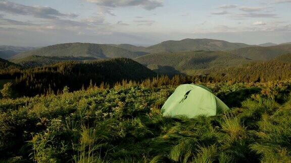 山中旅游帐篷上的夕阳风吹动了小草