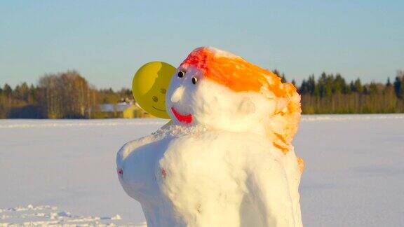 橙头胖雪人和一个气球