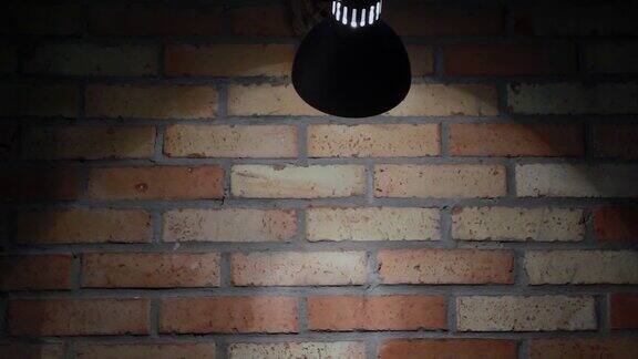 白炽灯照在砖墙上砖的纹理