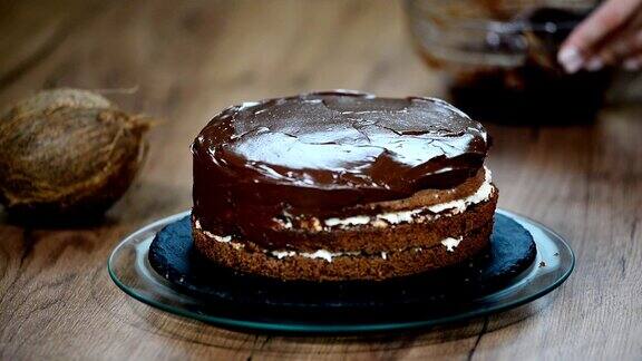 糕点师在蛋糕上涂上巧克力奶油
