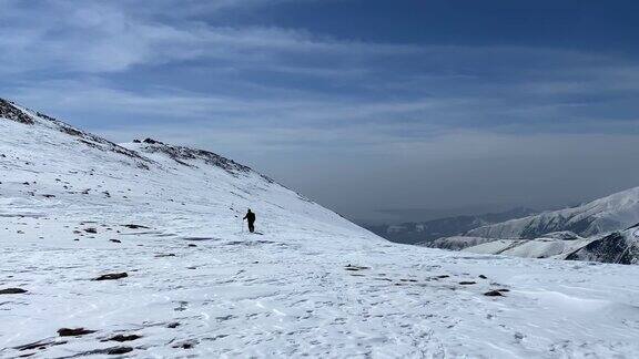孤独的游客走过雪山希望渺茫美丽的冬季山景
