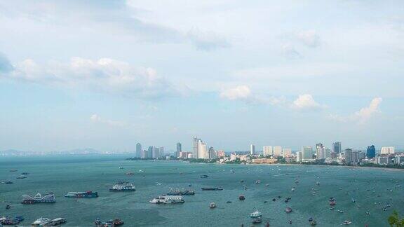 泰国CHONBURI-2019年10月20日:时光流逝城市景观巴厘海码头芭堤雅天空蓝色明亮云来回浮动