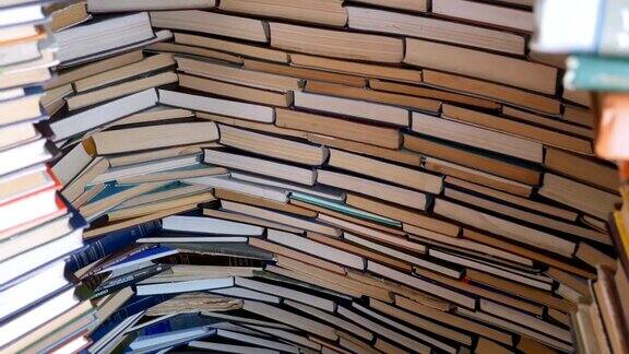 成堆的书漂亮地排成一排