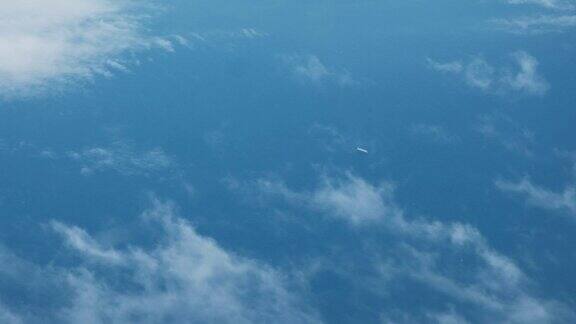 从飞机上看到的云中风景
