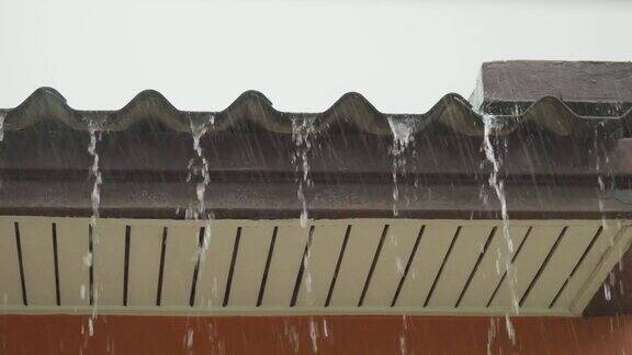 雨季里一场雷雨过后雨水从屋顶倾泻而下