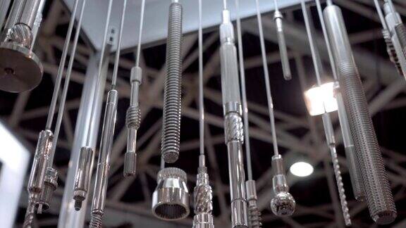 各种带螺纹的螺栓、金属螺柱等来自设备的金属部件