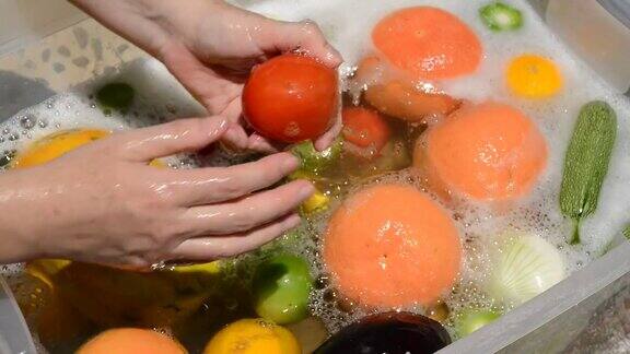 用肥皂水清洗水果和蔬菜进行冠状病毒消毒