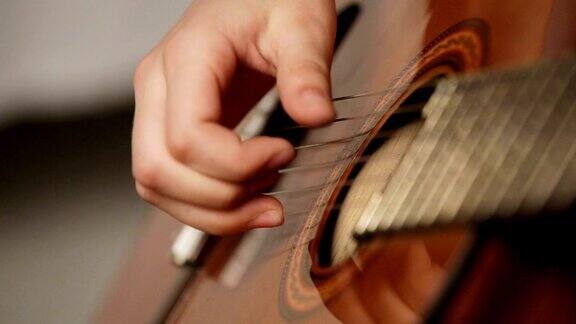 女人的手在弹原声吉他