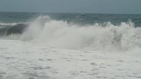 暴风雨中海上的波浪