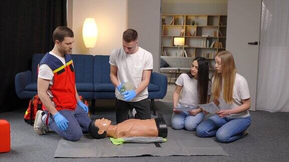 受害者的急救措施小组基本急救训练人体模型人工肺通气间接心脏按摩