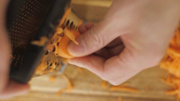 用手把胡萝卜磨碎放在木砧板上