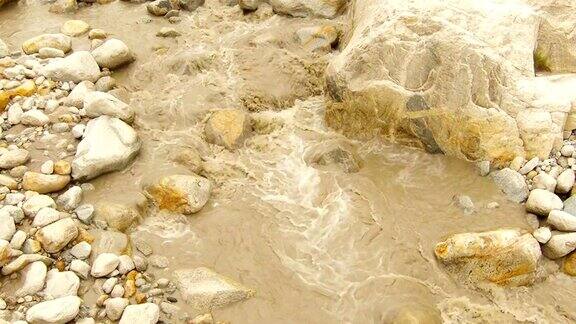恒河源头的黑水在喜马拉雅山脉的巨石之间流动
