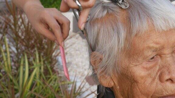 发型师为老年妇女剪花白头发