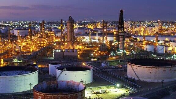 巨大的炼油厂在朦胧的暮色-鸟瞰图