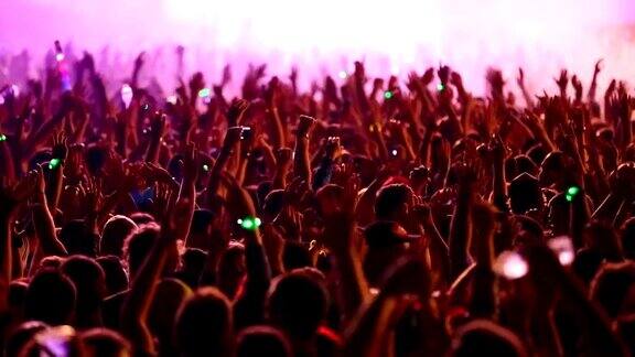 在音乐会上举起手来