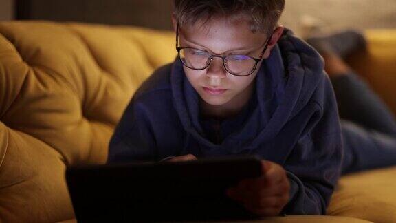一个十几岁的男孩正在使用数字平板电脑