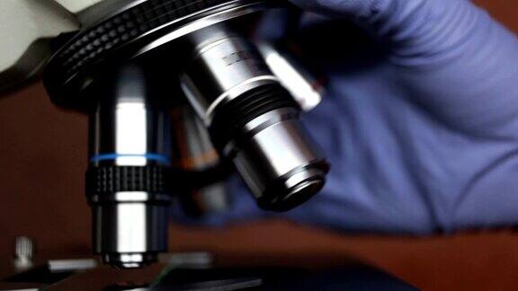 手科学家调整显微镜的目镜