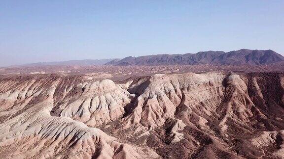 沙漠峡谷的彩色山丘