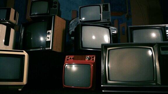复古电视在许多电视中间打开绿色屏幕钢蓝色基调
