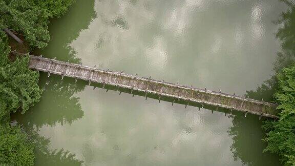空中木桥横跨水面云的倒影