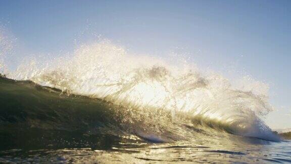 惊人的反冲空海浪在日落时撞击