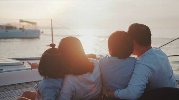 幸福的亚洲家庭在日落时分的游艇上度过美好的时光
