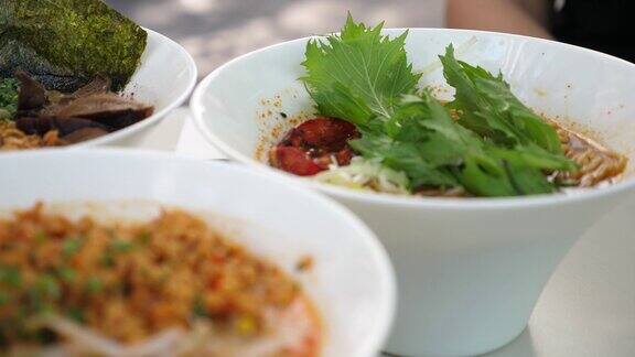 健康受欢迎的亚洲街头食品近距离观看各种传统的日式拉面汤装在白瓷碗中