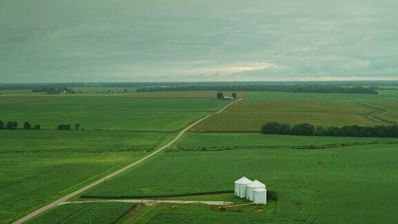 正在上升的无人机拍摄的伊利诺伊州蒙哥马利县的农田