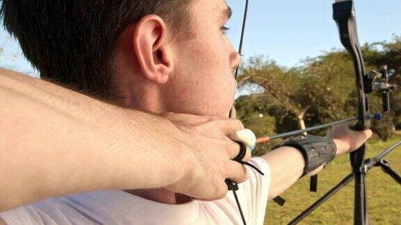 一名男性弓箭手准备射击的4k视频片段