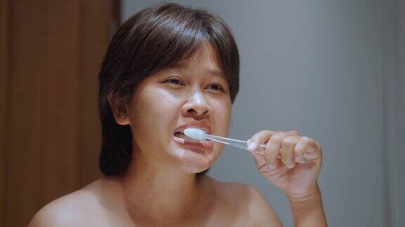 亚洲女人在浴室刷牙