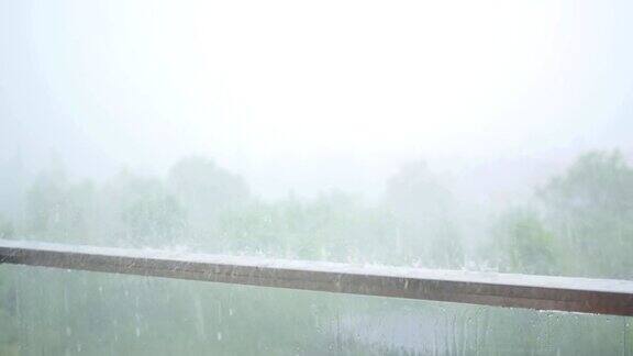 雨点打在栏杆上大雨倾盆大雨