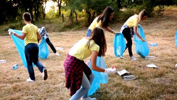 志愿者帮助清理公园
