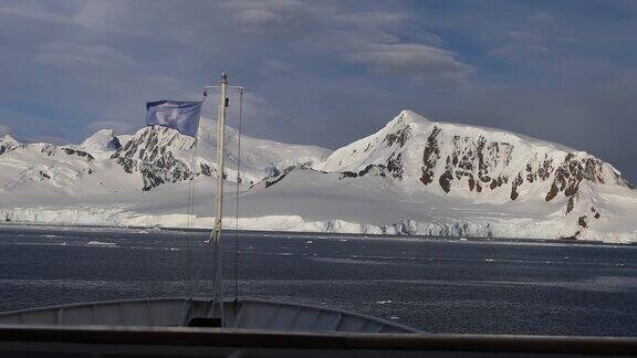 航行在南极洲
