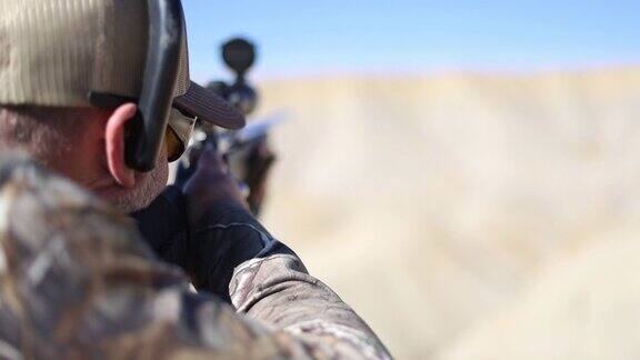步枪射击练习男子在西部科罗拉多沙漠