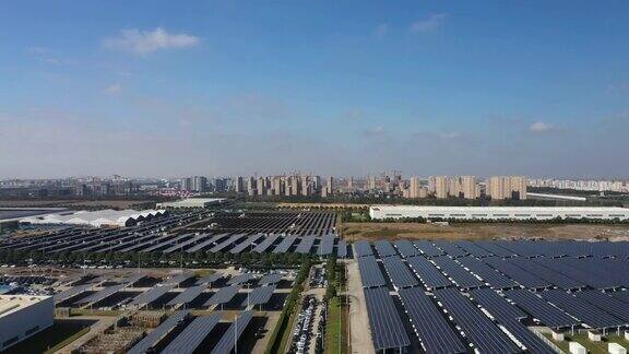 安装在工厂屋顶和停车场的太阳能电池板的实时鸟瞰图