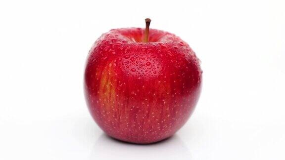 在白色的背景上旋转一个多汁的红苹果有机食品健康food.fresh水果