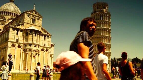 意大利比萨:游客在意大利的比萨大教堂参观