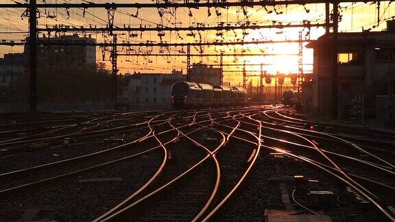 日出时火车驶过铁路轨道