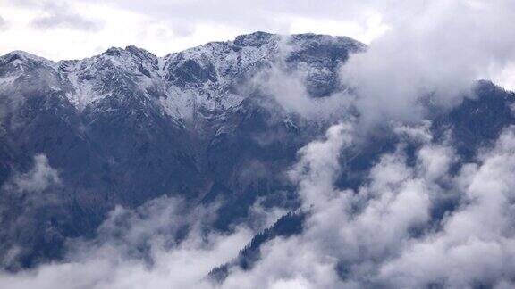 雪山全景在Allgäu云景云形成Zeitraffer时间的延时NesselwangAlpenAllgäuerAlpen拜仁4K