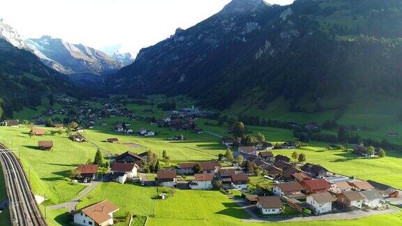 瑞士阿尔卑斯山宁静的乡村景色