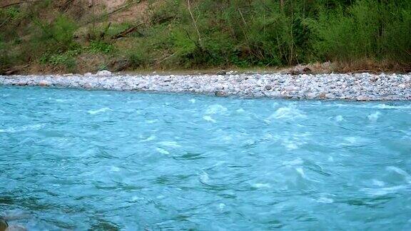 纯净的山河与强大的水流从高加索山脉快速流动晚上