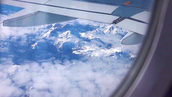 空中拍摄的高山阿尔卑斯山在真实的慢动作